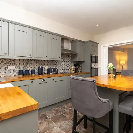 Homely And Modern Maisonette In Vibrant