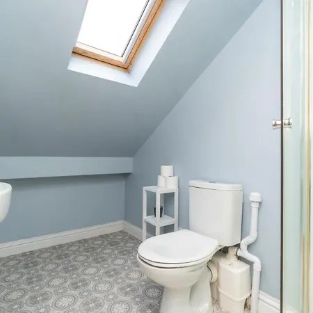 Homely And Modern Maisonette In Vibrant Bristol