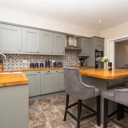 Apartment Homely And Modern Maisonette In Vibrant