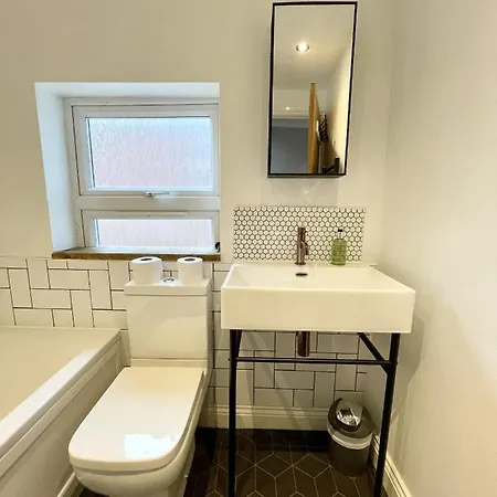 Homely And Modern Maisonette In Vibrant Apartment Bristol