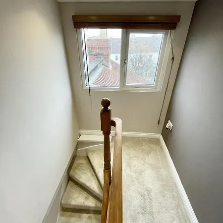 Homely And Modern Maisonette In Vibrant Apartment