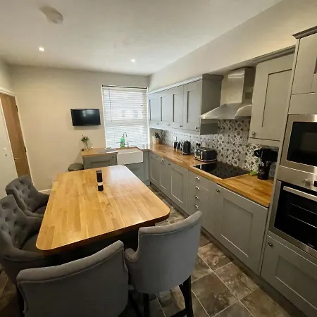 Homely And Modern Maisonette In Vibrant *