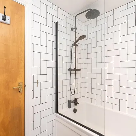 Apartment Modern Maisonette In Vibrant Bristol, Free Parking