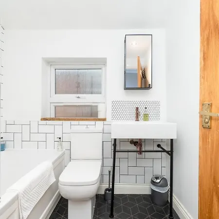 Modern Maisonette In Vibrant Bristol, Free Parking Apartment *